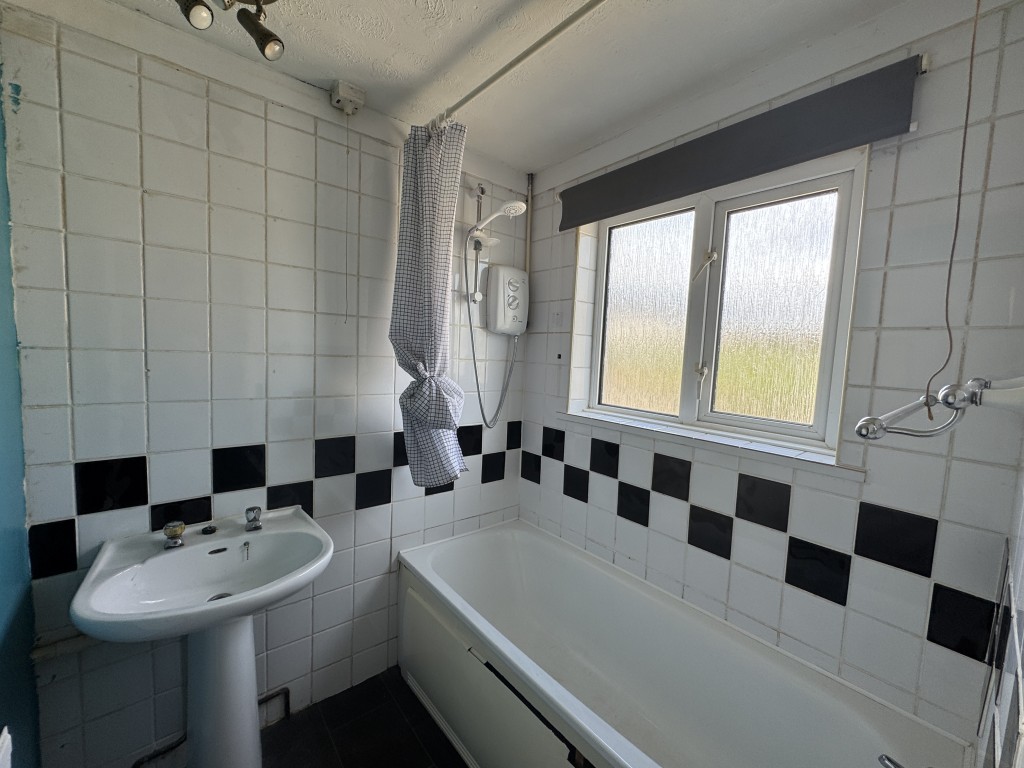 Lot: 105 - SEMI-DETACHED HOUSE FOR IMPROVEMENT IN POPULAR LOCATION - Bathroom